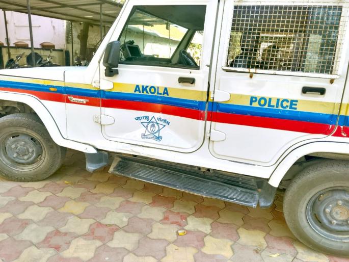 The dramatic thrill of the kidnapping of a minor girl! The kidnapper's car collided with the police vehicle | अल्पवयीन मुलीच्या अपहरणाचा नाट्यमय थरार! अपहरणकर्त्याच्या कारची पोलिस वाहनाला धडक The dramatic thrill of the kidnapping of a minor girl! The kidnapper's car collided with the police vehicle | अल्पवयीन मुलीच्या अपहरणाचा नाट्यमय थरार! अपहरणकर्त्याच्या कारची पोलिस वाहनाला धडक