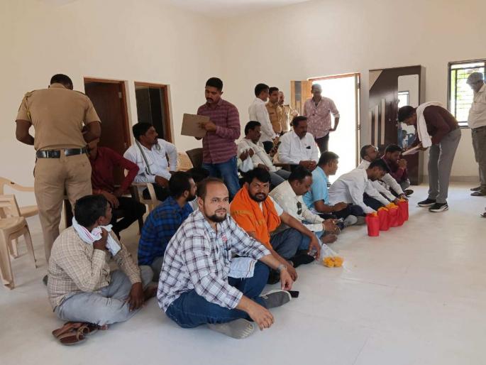 Police detained farmers who went to Nagpur to express their grief over suicides | आत्महत्याग्रस्त शेतकऱ्यांच्या वेदना मांडण्यासाठी नागपूरला निघालेल्या शेतकऱ्यांना पोलिसांनी घेतले ताब्यात
