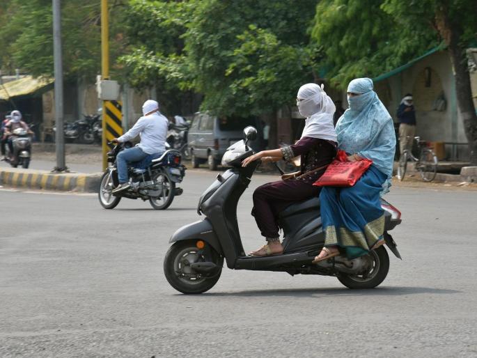 Mercury at 44.3 degrees Celsius, scorching sun since morning Akolekar is suffering, the main roads of the city are wet | पारा ४४.३ अंशांवर, सकाळपासूनच उन्हाच्या झळा; अकोलेकर त्रस्त, शहरातील मुख्य रस्ते पडले ओस Mercury at 44.3 degrees Celsius, scorching sun since morning Akolekar is suffering, the main roads of the city are wet | पारा ४४.३ अंशांवर, सकाळपासूनच उन्हाच्या झळा; अकोलेकर त्रस्त, शहरातील मुख्य रस्ते पडले ओस