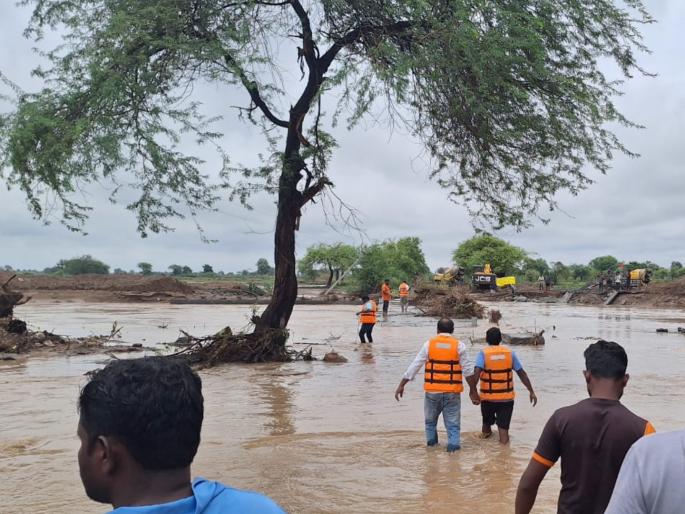 jcb operators and labourers trapped in the flood were brought out safely | पुरात अडकलेल्या जेसीबी ऑपरेटर व मजुरांना सुखरूप बाहेर काढले jcb operators and labourers trapped in the flood were brought out safely | पुरात अडकलेल्या जेसीबी ऑपरेटर व मजुरांना सुखरूप बाहेर काढले
