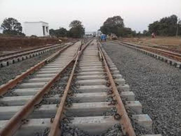 Akola-Khandwa Railway brodguage conversion to be delayed | अकोला-खंडवा रेल्वे मार्गाच्या रुंदीकरणाचे काम रखडणार! Akola-Khandwa Railway brodguage conversion to be delayed | अकोला-खंडवा रेल्वे मार्गाच्या रुंदीकरणाचे काम रखडणार!