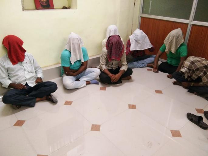 robbers arested in akola | स्वस्तात सोन्याचे आमीष देउन लुटमार करणारी टोळी जेरबंद robbers arested in akola | स्वस्तात सोन्याचे आमीष देउन लुटमार करणारी टोळी जेरबंद