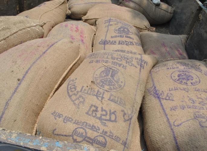 Grain black market by the consent of the supply system | पुरवठा यंत्रणेच्या वरदहस्तानेच धान्याचा काळाबाजार Grain black market by the consent of the supply system | पुरवठा यंत्रणेच्या वरदहस्तानेच धान्याचा काळाबाजार