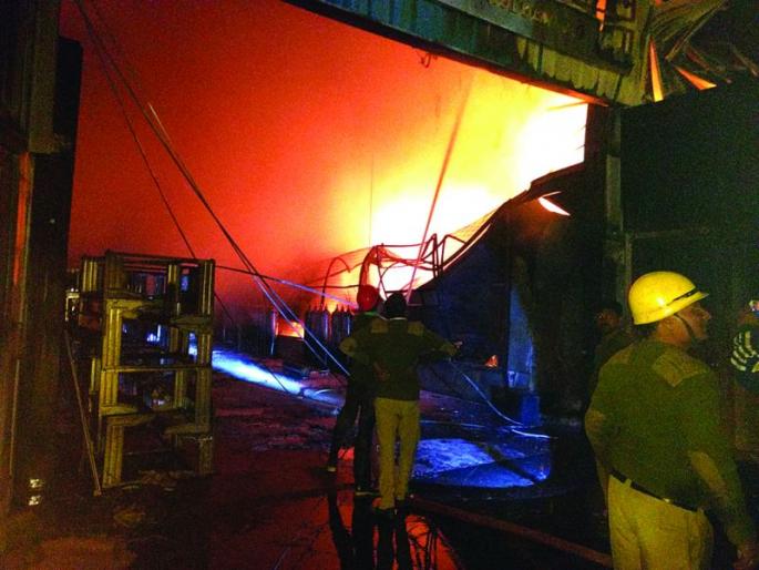 Akola MIDC: Fire in the factory of MIDC, which produces LED bulb | अकोला एमआयडीसी : एलईडी बल्ब बनविणार्या ‘एमआयडीसी’तील कारखान्यात आग Akola MIDC: Fire in the factory of MIDC, which produces LED bulb | अकोला एमआयडीसी : एलईडी बल्ब बनविणार्या ‘एमआयडीसी’तील कारखान्यात आग