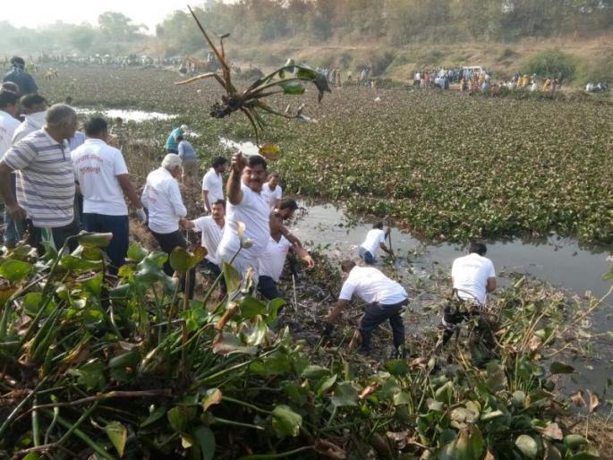 Morna River Cleanliness Mission in Akola | अकोल्यात खासदार आमदारांनी हाती घेतले टोपले, मोरणा नदी स्वछता मिशनला सुरवात Morna River Cleanliness Mission in Akola | अकोल्यात खासदार आमदारांनी हाती घेतले टोपले, मोरणा नदी स्वछता मिशनला सुरवात