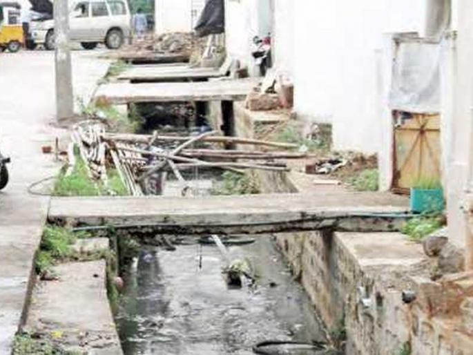 Nala cleaning work to be done by women cleaners! | महिला सफाई कर्मचाऱ्यांना करावी लागतील नाला सफाईची कामे