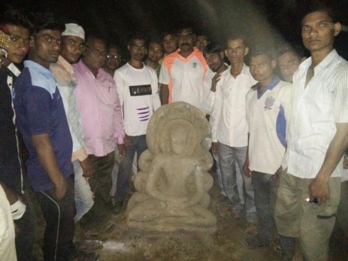 Vastaganga river bed found in ancient idol! | विश्वगंगा नदीपात्रात आढळली पुरातन मूर्ती! Vastaganga river bed found in ancient idol! | विश्वगंगा नदीपात्रात आढळली पुरातन मूर्ती!