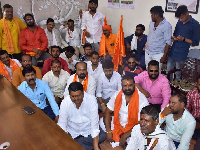 Akola: Make cotton seeds available to farmers immediately, Shiv Sainiks strike District Superintendent Agriculture Officer office | Akola: शेतकऱ्यांना कपाशी बियाणे तत्काळ उपलब्ध करून द्या, शिवसैनिकांची जिल्हा अधीक्षक कृषी अधिकारी कार्यालयात धडक Akola: Make cotton seeds available to farmers immediately, Shiv Sainiks strike District Superintendent Agriculture Officer office | Akola: शेतकऱ्यांना कपाशी बियाणे तत्काळ उपलब्ध करून द्या, शिवसैनिकांची जिल्हा अधीक्षक कृषी अधिकारी कार्यालयात धडक