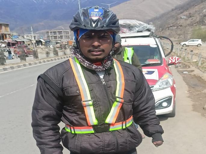 Akot's Divyang Dheeraj's Srinagar-Kanyakumari cycle ride! India's only disabled person in the competition | Akola: अकोटच्या दिव्यांग धीरजची श्रीनगर-कन्याकुमारी सायकल वारी! स्पर्धेत भारतातील एकमेव दिव्यांग Akot's Divyang Dheeraj's Srinagar-Kanyakumari cycle ride! India's only disabled person in the competition | Akola: अकोटच्या दिव्यांग धीरजची श्रीनगर-कन्याकुमारी सायकल वारी! स्पर्धेत भारतातील एकमेव दिव्यांग