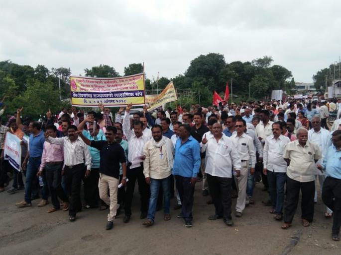 Employee strike; Work jam, offices are suspicious! | कर्मचारी संपावर; कामकाज ठप्प, कार्यालयांमध्ये शुकशुकाट! Employee strike; Work jam, offices are suspicious! | कर्मचारी संपावर; कामकाज ठप्प, कार्यालयांमध्ये शुकशुकाट!