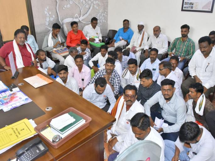 Crop Insurance Subsidy; The farmers stayed at the District Superintendent Agricultural Officer office | पीक विम्याची तुटपुंजी मदत; शेतकऱ्यांचा जिल्हा अधीक्षक कृषी अधिकारी कार्यालयात ठिय्या Crop Insurance Subsidy; The farmers stayed at the District Superintendent Agricultural Officer office | पीक विम्याची तुटपुंजी मदत; शेतकऱ्यांचा जिल्हा अधीक्षक कृषी अधिकारी कार्यालयात ठिय्या