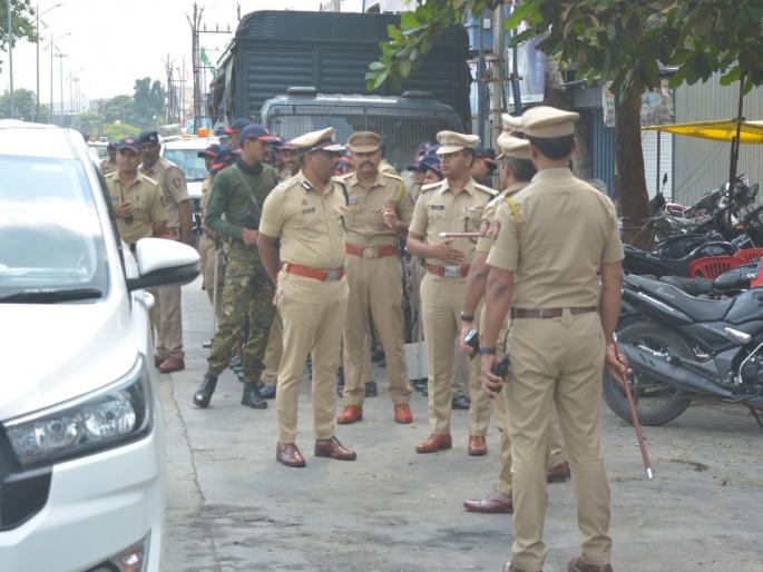 Akola: March on police station, five arrested for assault, Special Inspector General of Police inspects Hariharpet area | Akola: पाेलीस स्टेशनवर माेर्चा, मारहाण केल्याप्रकरणी पाच जणांना अटक, विशेष पाेलीस महानिरीक्षकांकडून हरिहरपेठ परिसराची पाहणी Akola: March on police station, five arrested for assault, Special Inspector General of Police inspects Hariharpet area | Akola: पाेलीस स्टेशनवर माेर्चा, मारहाण केल्याप्रकरणी पाच जणांना अटक, विशेष पाेलीस महानिरीक्षकांकडून हरिहरपेठ परिसराची पाहणी
