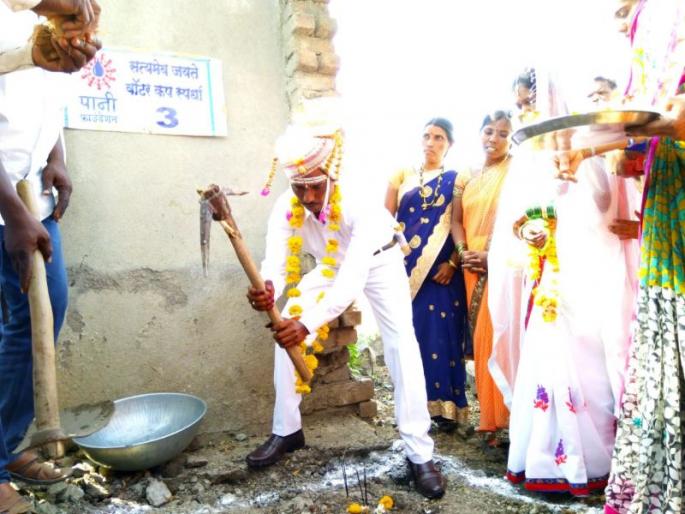 bhagat families initiative for pani foundations activity | लग्नापूर्वी भगत दाम्पत्यांनी घोटा गावात शोष खोदून केले श्रमदान  bhagat families initiative for pani foundations activity | लग्नापूर्वी भगत दाम्पत्यांनी घोटा गावात शोष खोदून केले श्रमदान