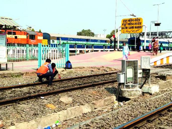 Survey for electrification of Akola-Purna Broadgase Railway route | अकोला-पूर्णा ब्रॉडगेज रेल्वे मार्गाच्या विद्युतीकरणासाठी सर्वेक्षण सुरू Survey for electrification of Akola-Purna Broadgase Railway route | अकोला-पूर्णा ब्रॉडगेज रेल्वे मार्गाच्या विद्युतीकरणासाठी सर्वेक्षण सुरू