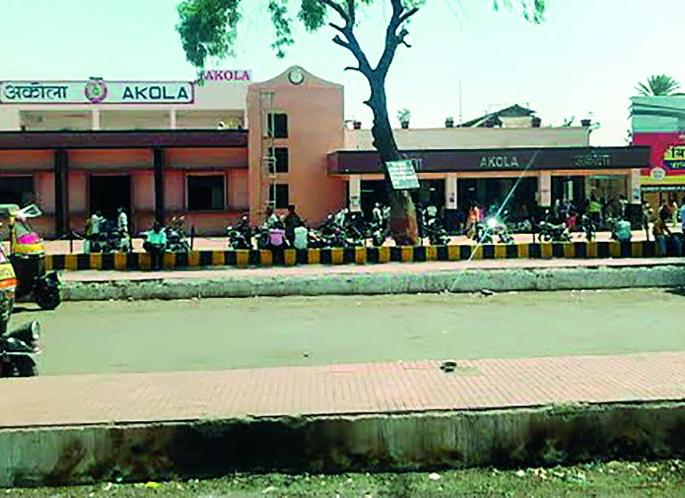 Akola railway station cleanliness is endangered after the contract ends! | कंत्राट संपल्याने अकोला रेल्वे स्थानकाची स्वच्छता धोक्यात!