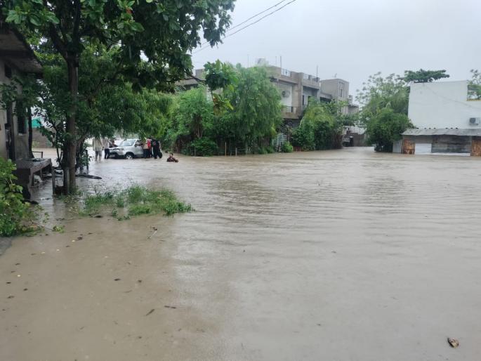 Akola District; Heavy rains in Akola and Balapur talukas, life disrupted | अकोला जिल्ह्यात कोसळधार; अकोला व बाळापूर तालुक्यात अतिवृष्टी, जनजीवन विस्कळीत Akola District; Heavy rains in Akola and Balapur talukas, life disrupted | अकोला जिल्ह्यात कोसळधार; अकोला व बाळापूर तालुक्यात अतिवृष्टी, जनजीवन विस्कळीत