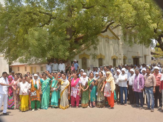 Uninstalled teachers run in Akola Zilla Parishad | विस्थापित शिक्षकांची अकोला जिल्हा परिषदेत धाव Uninstalled teachers run in Akola Zilla Parishad | विस्थापित शिक्षकांची अकोला जिल्हा परिषदेत धाव