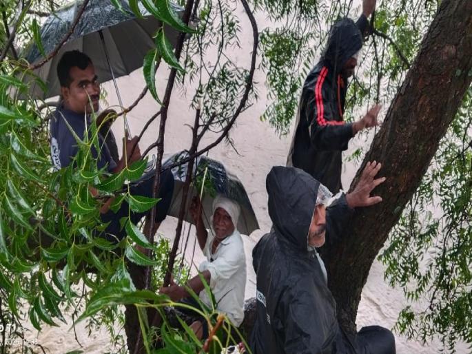 Rains intensify in western Varad Akola; Rivers and drains flood | पश्चिम वऱ्हाडात पावसाचा जोर वाढला; नदी-नाल्यांना पूर Rains intensify in western Varad Akola; Rivers and drains flood | पश्चिम वऱ्हाडात पावसाचा जोर वाढला; नदी-नाल्यांना पूर