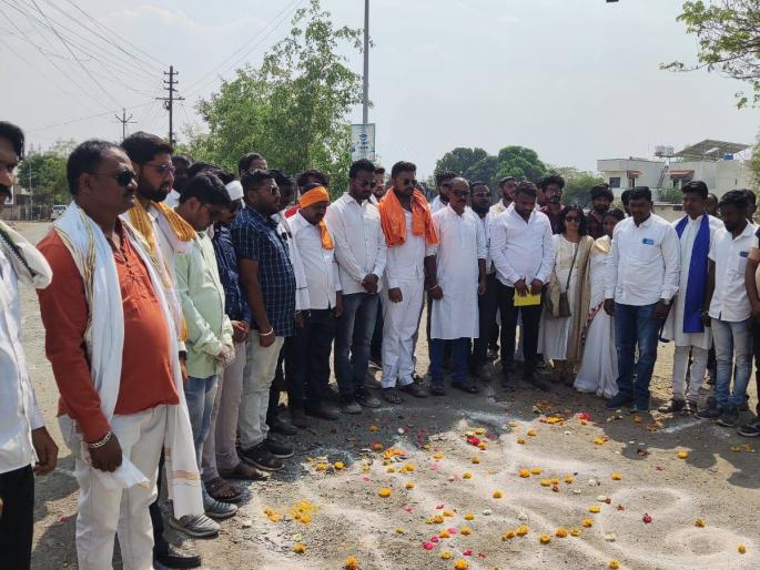 Due to partial suspension of road work in Akola city, Vanchit Yuva Aghadi protest | रस्त्याचे काम अर्धवट! ‘वंचित’कडून शोकसभा, काम पूर्ण न झाल्यास रस्त्याचे श्राद्ध घालणार Due to partial suspension of road work in Akola city, Vanchit Yuva Aghadi protest | रस्त्याचे काम अर्धवट! ‘वंचित’कडून शोकसभा, काम पूर्ण न झाल्यास रस्त्याचे श्राद्ध घालणार