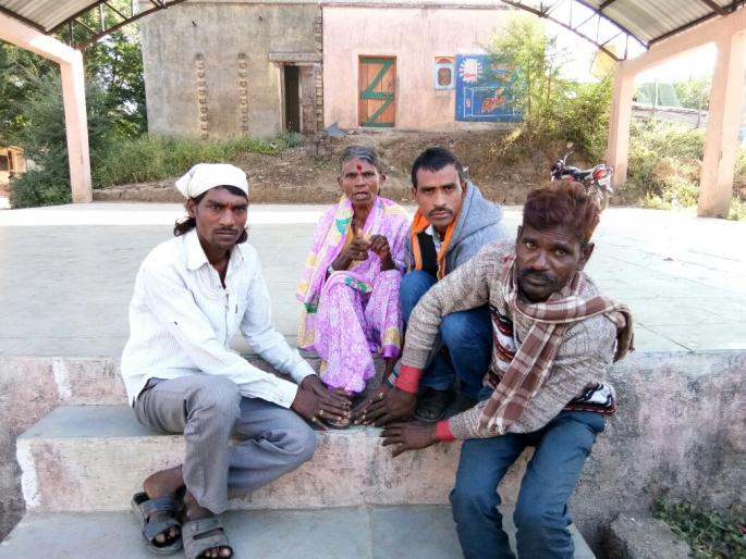 The lost mother met eight years ago | हरवलेली आई आठ वर्षांनी भेटली The lost mother met eight years ago | हरवलेली आई आठ वर्षांनी भेटली