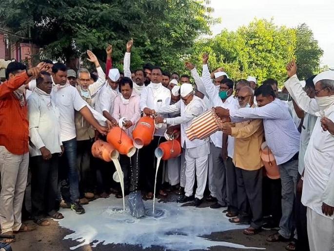 Violation of the curfew order; Crime against 50 people including Pichad, Navale, Gaikar, Uglen in Akole ... | जमावबंदी आदेशाचे उल्लंघन; अकोलेत पिचड, नवले, गायकर, उगलेंसह ५० जणांविरुध्द गुन्हा... Violation of the curfew order; Crime against 50 people including Pichad, Navale, Gaikar, Uglen in Akole ... | जमावबंदी आदेशाचे उल्लंघन; अकोलेत पिचड, नवले, गायकर, उगलेंसह ५० जणांविरुध्द गुन्हा...