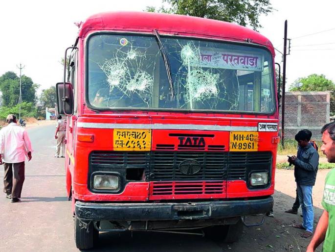 Collection of incidents in Bhima Koregaon: Three ST buses have been stolen | भीमा कोरेगाव येथील घटनेचे लोण : अकोटात तीन एसटी बसेसवर दगडफेक Collection of incidents in Bhima Koregaon: Three ST buses have been stolen | भीमा कोरेगाव येथील घटनेचे लोण : अकोटात तीन एसटी बसेसवर दगडफेक