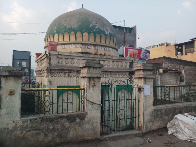 Relocation of the 350-year-old tombs peacefully in Akot town | अकोट शहरातील ३५० वर्ष जुन्या कबरींचे शांततेत स्थानांतर