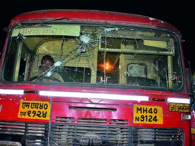 Worried over the delay of Karegaon-Bhima incident, buses collapsed in Akola, Buldhana and Khamgaon | कोरेगाव-भीमा घटनेचे पश्चिम वर्हाडात पडसाद : अकोला, बुलडाणा, खामगावात बसेसची तोडफोड Worried over the delay of Karegaon-Bhima incident, buses collapsed in Akola, Buldhana and Khamgaon | कोरेगाव-भीमा घटनेचे पश्चिम वर्हाडात पडसाद : अकोला, बुलडाणा, खामगावात बसेसची तोडफोड