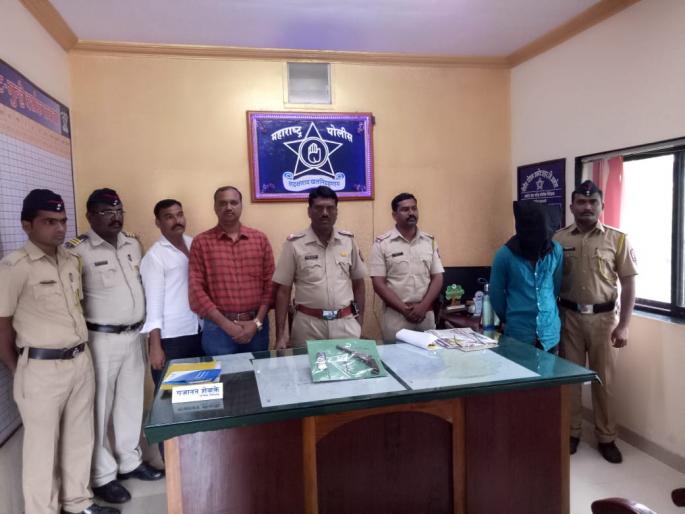 a young man caught with a live cartridge and pistul in akot | अकोटात देशी कट्टा, जिवंत काडतूस बाळगणाऱ्या तरुणाला पकडले a young man caught with a live cartridge and pistul in akot | अकोटात देशी कट्टा, जिवंत काडतूस बाळगणाऱ्या तरुणाला पकडले