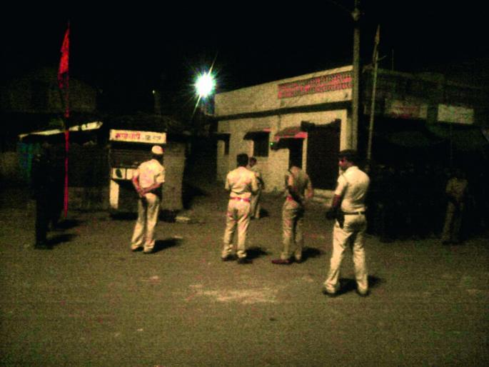 Unaccompanied stone; Stressful silence | अकोटात दगडफेक; तणावपूर्ण शांतता Unaccompanied stone; Stressful silence | अकोटात दगडफेक; तणावपूर्ण शांतता