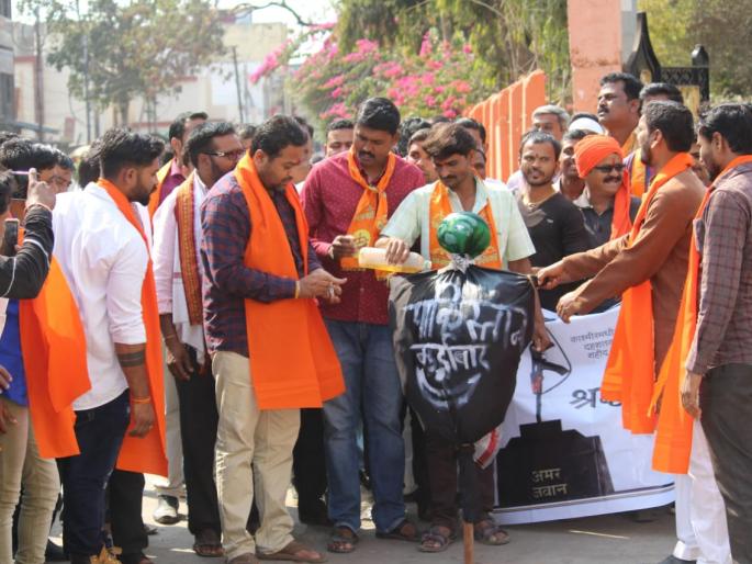 Pulwama Terror Attack: Pakistan Prime Minister's symbolic statue was burnt in Akot | Pulwama Terror Attack : अकोटात पाक पंतप्रधानांचा प्रतिकात्मक पुतळा जाळला Pulwama Terror Attack: Pakistan Prime Minister's symbolic statue was burnt in Akot | Pulwama Terror Attack : अकोटात पाक पंतप्रधानांचा प्रतिकात्मक पुतळा जाळला