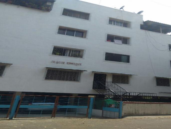 ... turn and saw the suspect flash on building | ... त्या इमारतीकडे वळल्या संशयित नजरा  ... turn and saw the suspect flash on building | ... त्या इमारतीकडे वळल्या संशयित नजरा