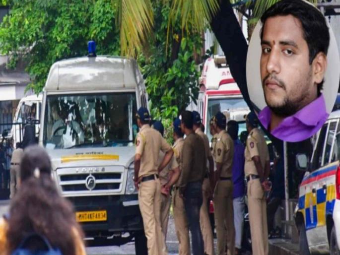 Shackles were removed the accused Akshay Shinde pulled the police officer pistol | बेडी काढताच अक्षयने खेचले पोलिस अधिकाऱ्याचे पिस्तूल; पोलिसांच्या दिशेने गोळ्या झाडल्या Shackles were removed the accused Akshay Shinde pulled the police officer pistol | बेडी काढताच अक्षयने खेचले पोलिस अधिकाऱ्याचे पिस्तूल; पोलिसांच्या दिशेने गोळ्या झाडल्या