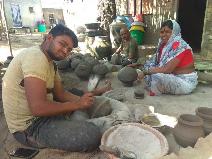 Long time to make banana-banana for the rest of the year | अक्षय्य तृतीयेसाठी करा-केळी बनवण्याची लगबग
