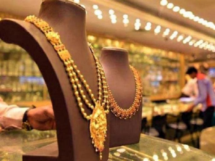 Citizens crowd to buy gold at occasion of Akshay Trutiya | अक्षय तृतीयेच्या मुहूर्तावर सोने खरेदीला नागरिकांची गर्दी Citizens crowd to buy gold at occasion of Akshay Trutiya | अक्षय तृतीयेच्या मुहूर्तावर सोने खरेदीला नागरिकांची गर्दी