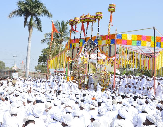 Solapur Siddeshwar Yatra; Satyam Satyam, Diddam, Diddam as well as Dahi Disha | Solapur Siddeshwar Yatra ;  सत्यम सत्यम, दिड्डम, दिड्डम म्हणताच दाही दिशांनी सम्मती कट्यावर झाली अक्षतांची बरसात Solapur Siddeshwar Yatra; Satyam Satyam, Diddam, Diddam as well as Dahi Disha | Solapur Siddeshwar Yatra ;  सत्यम सत्यम, दिड्डम, दिड्डम म्हणताच दाही दिशांनी सम्मती कट्यावर झाली अक्षतांची बरसात