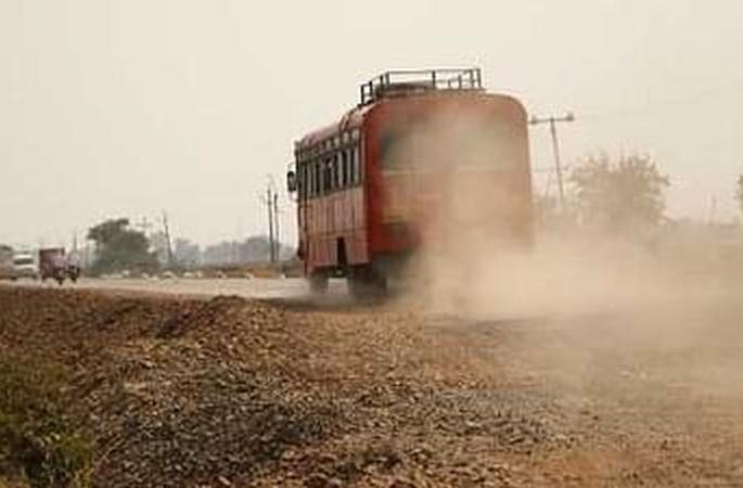 The dust of accusations over street politics | रस्त्यांच्या राजकारणात आराेपांचा धुराळा The dust of accusations over street politics | रस्त्यांच्या राजकारणात आराेपांचा धुराळा
