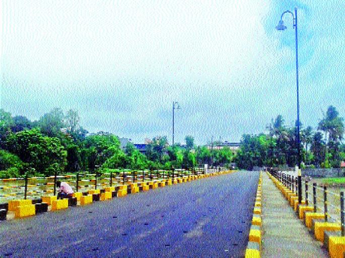 the work of extrusion is stopped due to land acquisition | आळंदीतील इंद्रायणी नदीवरील पाचवा लक्षवेधी पूल रहदारीच्या प्रतीक्षेत, बाह्यवळण जोडमार्गाचे काम भूसंपादनाअभावी रखडले the work of extrusion is stopped due to land acquisition | आळंदीतील इंद्रायणी नदीवरील पाचवा लक्षवेधी पूल रहदारीच्या प्रतीक्षेत, बाह्यवळण जोडमार्गाचे काम भूसंपादनाअभावी रखडले