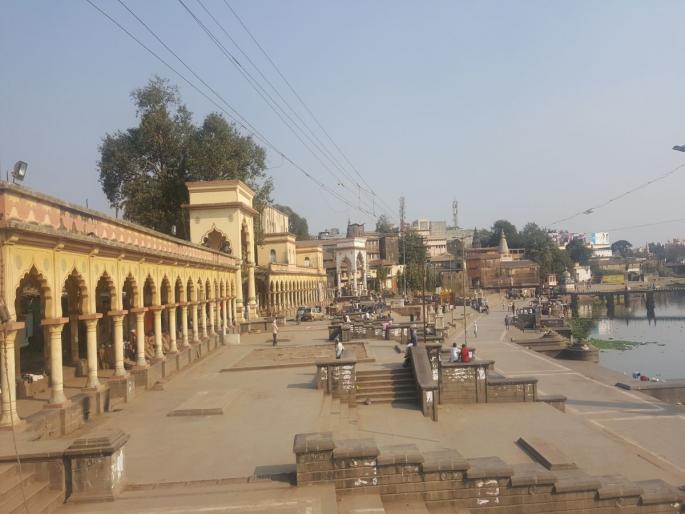 Put away political persons on the Saint | संतपीठावर राजकीय व्यक्तींना ठेवले दूर