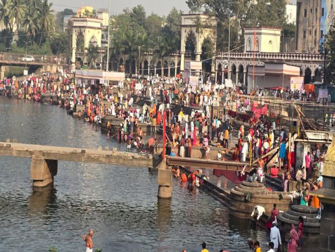 Lakhs of devotees had darshan of Mauli on the occasion of Kartiki Ekadashi | कार्तिकी एकादशीनिमित्त लाखो भाविकांनी घेतले माऊलींचे दर्शन Lakhs of devotees had darshan of Mauli on the occasion of Kartiki Ekadashi | कार्तिकी एकादशीनिमित्त लाखो भाविकांनी घेतले माऊलींचे दर्शन
