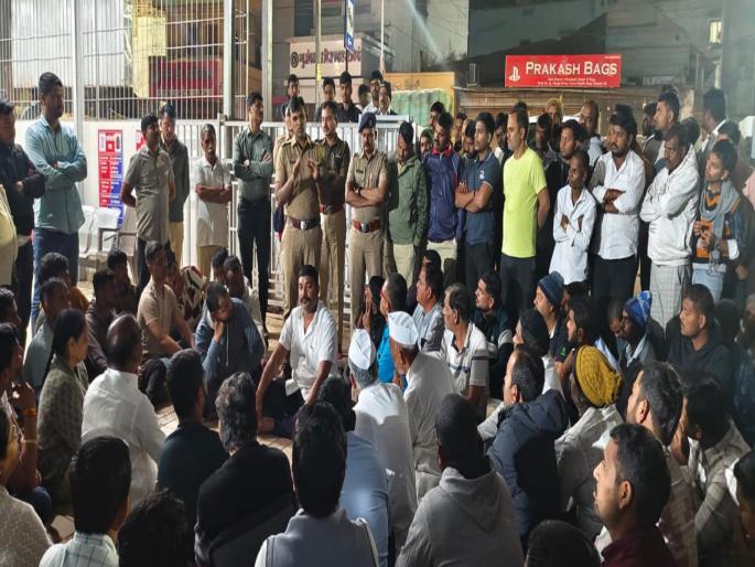 Torture of Warkari seekers in Alandi Locals unite protest in front of police station | आळंदीत वारकरी साधकांवर लैंगिक अत्याचार; स्थानिक एकवटले, पोलीस ठाण्यासमोरच मांडला ठिय्या Torture of Warkari seekers in Alandi Locals unite protest in front of police station | आळंदीत वारकरी साधकांवर लैंगिक अत्याचार; स्थानिक एकवटले, पोलीस ठाण्यासमोरच मांडला ठिय्या