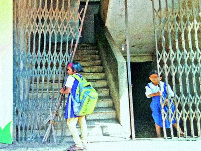 No electricity, no water; The doors are bad, the condition of the school of Alandi school | वीज नाही, पाणी नाही; दरवाजेही नादुरुस्त, आळंदी पालिकेच्या शाळेची अवस्था No electricity, no water; The doors are bad, the condition of the school of Alandi school | वीज नाही, पाणी नाही; दरवाजेही नादुरुस्त, आळंदी पालिकेच्या शाळेची अवस्था