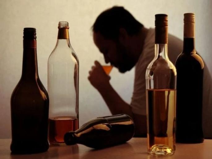 Attempt to distill alcohol in the open space under the building | CoronaVirus News in Mumbai: इमारतीखालील मोकळ्या पटांगणातील जागेत दारू गाळण्याचा प्रयत्न