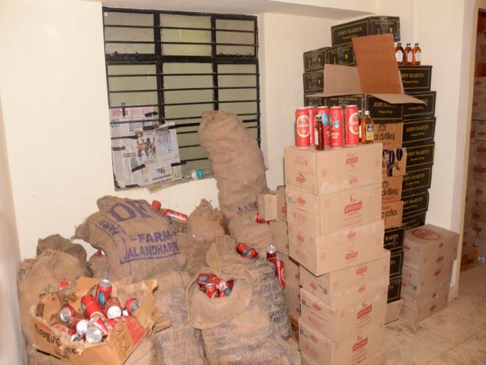 the accused filed a case against the liquor vendors for sell dry day | ड्रायडेच्या दिवशी दारुविक्री करणाऱ्यांवर गुन्हा दाखल the accused filed a case against the liquor vendors for sell dry day | ड्रायडेच्या दिवशी दारुविक्री करणाऱ्यांवर गुन्हा दाखल