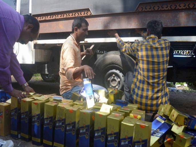 Illegal smuggling stopped by city squad on city limits | भरारी पथकाने शहराच्या सीमेवर रोखली अवैध मद्यवाहतूक Illegal smuggling stopped by city squad on city limits | भरारी पथकाने शहराच्या सीमेवर रोखली अवैध मद्यवाहतूक