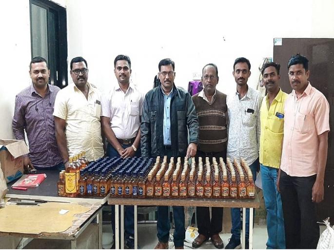 Exposed fake foreign liquor factory in Kalmanuri | कळमनुरीत बनावट विदेशी मद्याचा कारखाना उघडकीस Exposed fake foreign liquor factory in Kalmanuri | कळमनुरीत बनावट विदेशी मद्याचा कारखाना उघडकीस