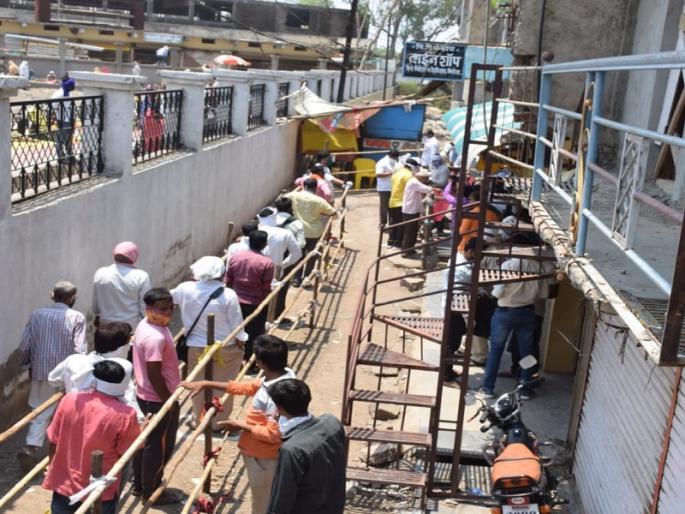 unable to purchase alcohol without a license to drink ; many quench the thirst on window shopping | 'लायसन टू ड्रिंक' नसल्याने मद्यपींची गोची; अनेकांना 'विंडो शॉपिंग'वरच भागवावी लागली तहान unable to purchase alcohol without a license to drink ; many quench the thirst on window shopping | 'लायसन टू ड्रिंक' नसल्याने मद्यपींची गोची; अनेकांना 'विंडो शॉपिंग'वरच भागवावी लागली तहान