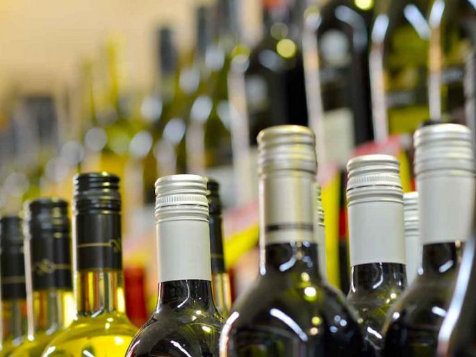 The two were caught with selling alcohol illegally | अवैधरीत्या दारू विक्री करताना कथित वार्ताहरासह दोघांना पकडले The two were caught with selling alcohol illegally | अवैधरीत्या दारू विक्री करताना कथित वार्ताहरासह दोघांना पकडले