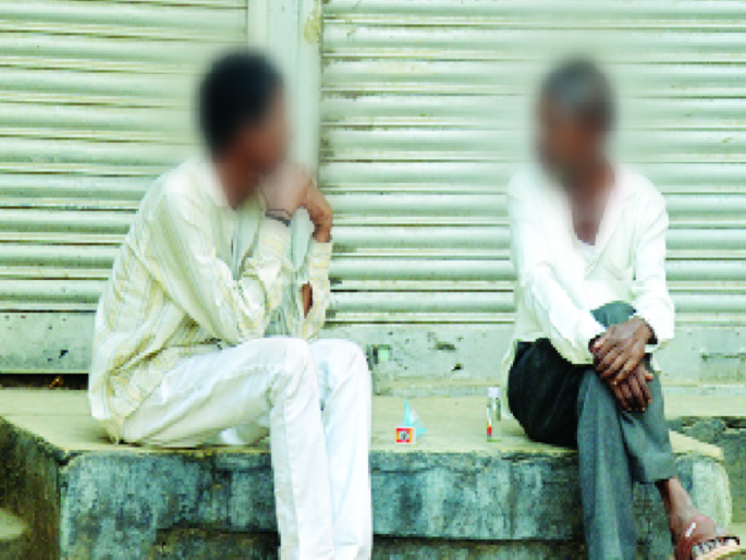 Drunk party on the street in Nanded | नांदेडमध्ये मद्यपींची रस्त्यावरच रंगतेय ओली पार्टी Drunk party on the street in Nanded | नांदेडमध्ये मद्यपींची रस्त्यावरच रंगतेय ओली पार्टी