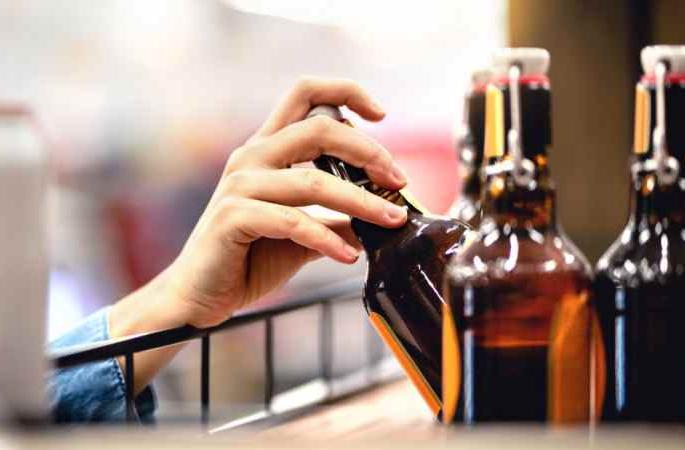 Alcohol was stolen by thieves; New fund to steal and sell alcohol in lockdown | मद्यपींची चोरट्यांनी भागवली; लॉकडाऊनमध्ये मद्य चोरून विकण्याचा नवा फंडा Alcohol was stolen by thieves; New fund to steal and sell alcohol in lockdown | मद्यपींची चोरट्यांनी भागवली; लॉकडाऊनमध्ये मद्य चोरून विकण्याचा नवा फंडा